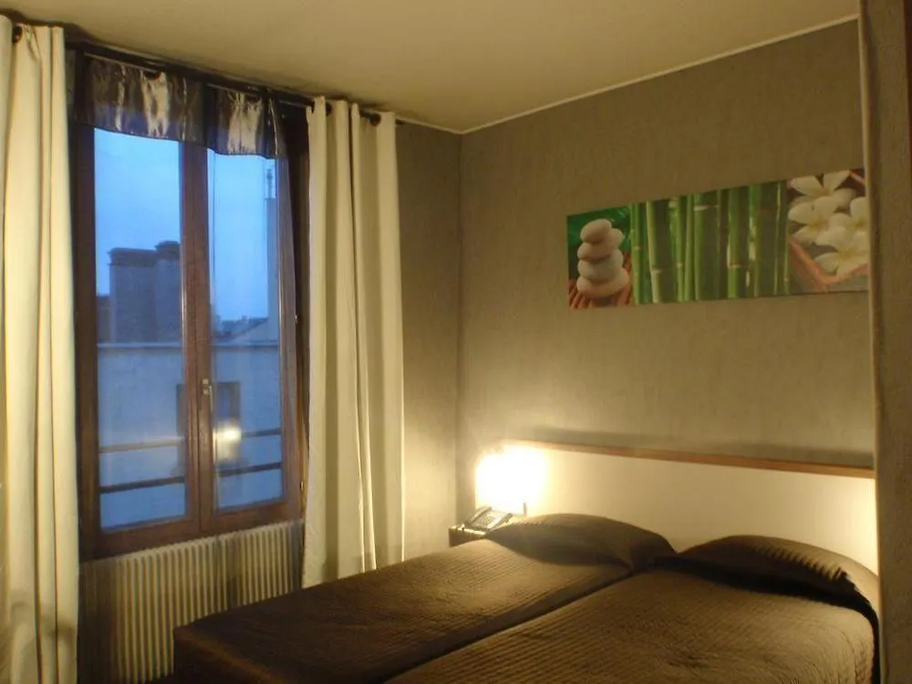 פריז Hotel Du Maine